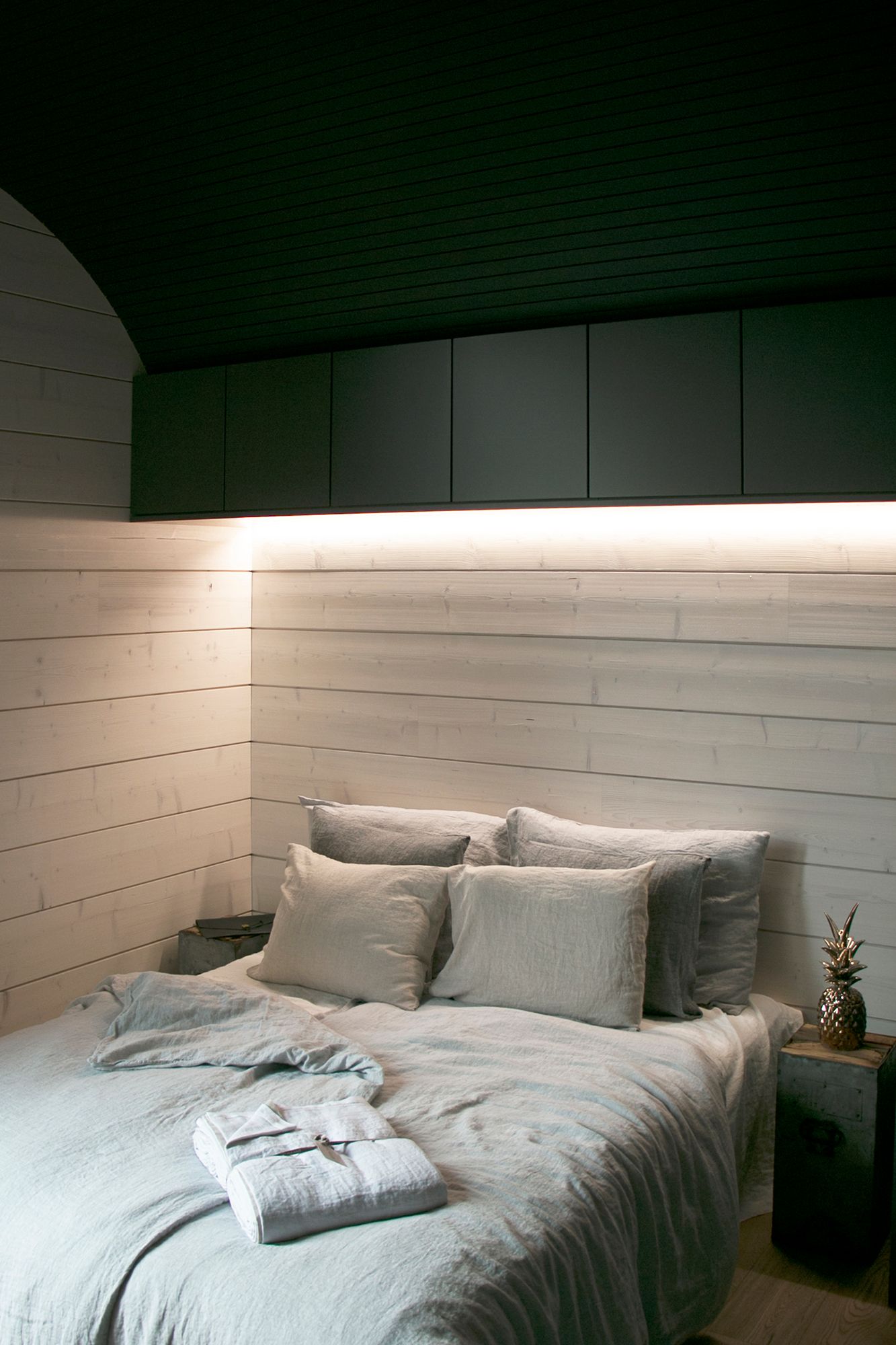 Ovanför sängen, i hörnet mellan skåpen och väggen, en LED-list med stämningsbelysning. Ledstore.fi